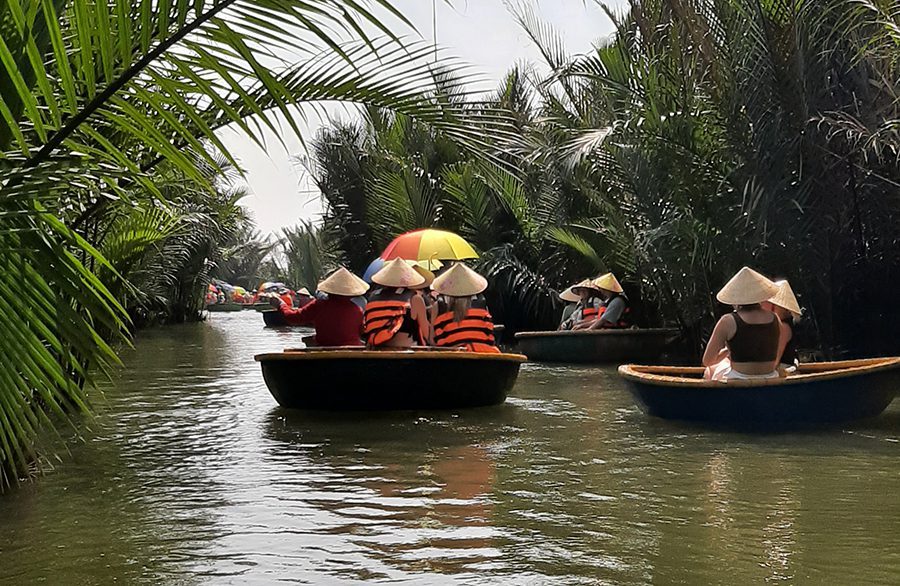 coconut boat hoi an visit vietnam