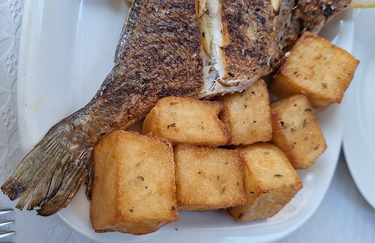 milho frito with grilled fish
