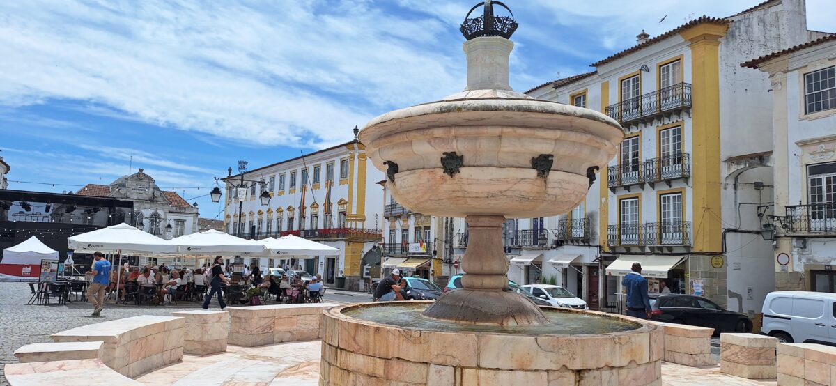 giraldo fountain Évora